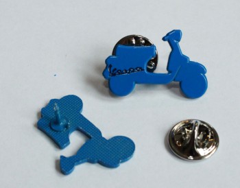 VESPA SCOOTER SHAPE PIN BLUE