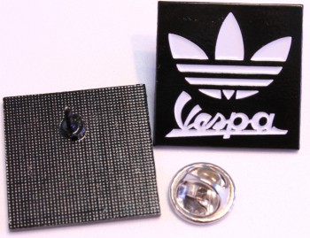 VESPA ROSE BLACK PIN